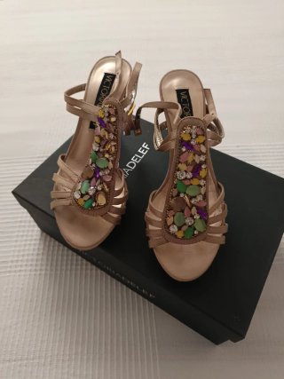 Sandalias fiesta Victoria Delef pedrería