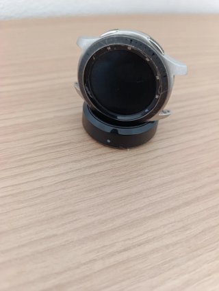 Reloj de Samsung con cargador