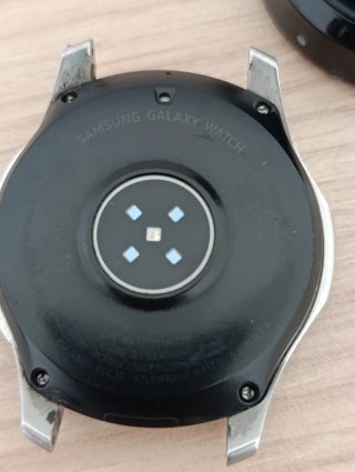 Reloj de Samsung con cargador