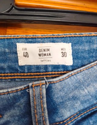 Pantalón vaquero elástico desgastado