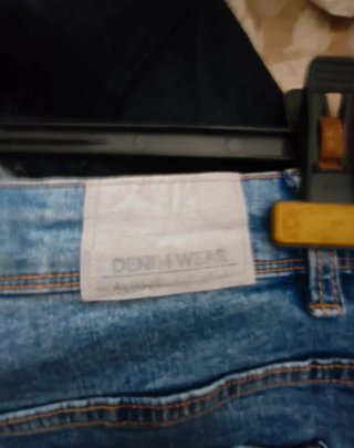 Pantalón vaquero elástico desgastado
