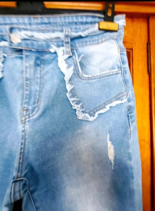 Pantalones vaqueros desgastados acampanados