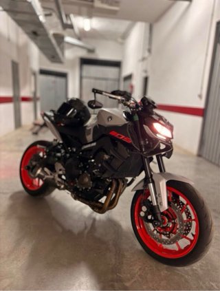 Yamaha MT-09 Blanca y Roja