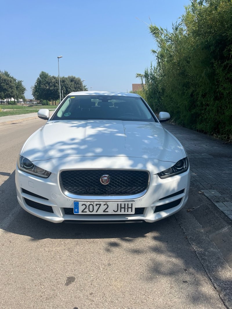 Jaguar XE 2015 - foto 1