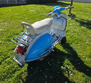 Vespa 150 GT Clásica Azul y Blanca