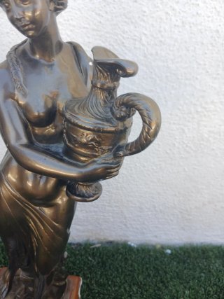 Figura Decorativa Mujer con Jarra Bronce