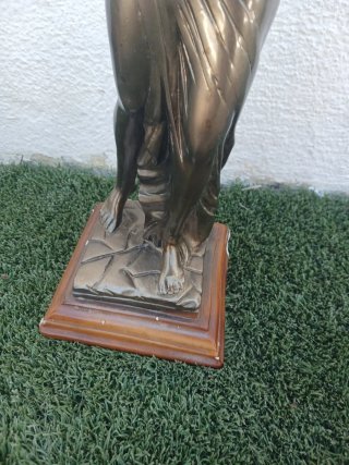 Figura Decorativa Mujer con Jarra Bronce