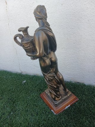 Figura Decorativa Mujer con Jarra Bronce
