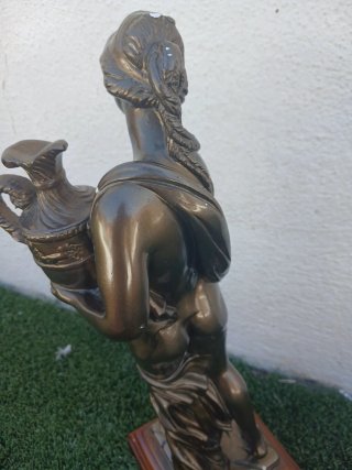 Figura Decorativa Mujer con Jarra Bronce