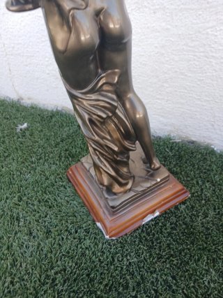 Figura Decorativa Mujer con Jarra Bronce