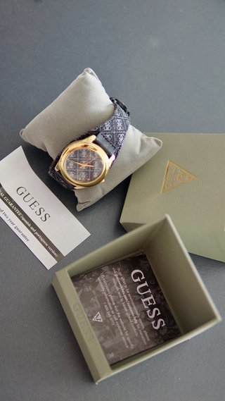 Reloj Guess Dorado y Negro