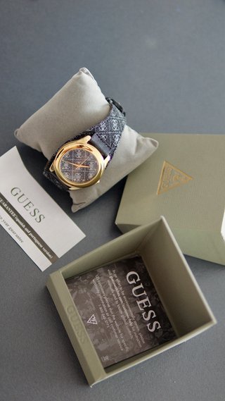 Reloj Guess Dorado y Negro