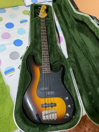 Bajo Samick Sunburst