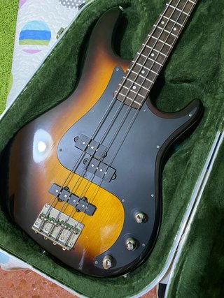 Bajo Samick Sunburst