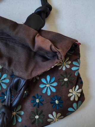 Bolso Laga con flores bordadas