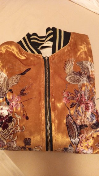 Chaqueta bomber dorada bordada.Nueva.