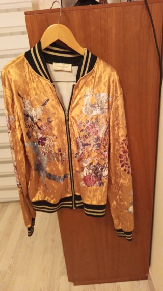 Chaqueta bomber dorada bordada.Nueva.