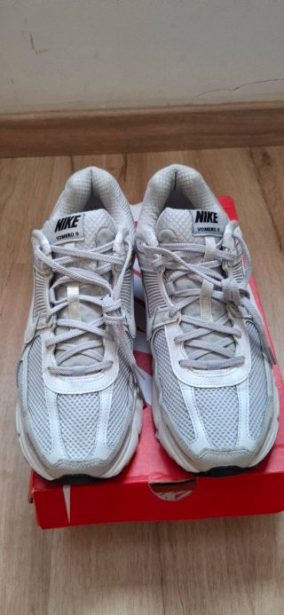Zapatillas Nike Vomero 5 Gris/Blanco