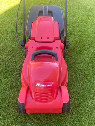 Cortacésped eléctrico rojo