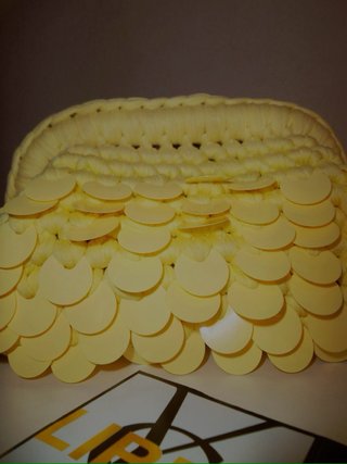 Pochette gialla con paillettes