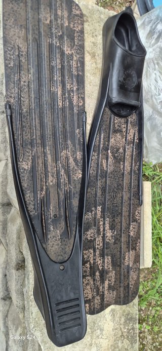 Aletas de buceo negras con camuflaje PICASSO