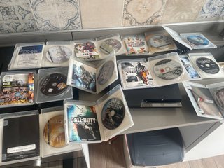Consola PS3 con mandos y juegos