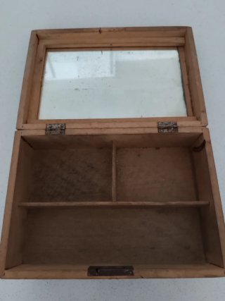 Caja de madera decorada con rosas