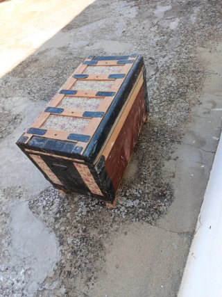Baúl antiguo de madera y metal