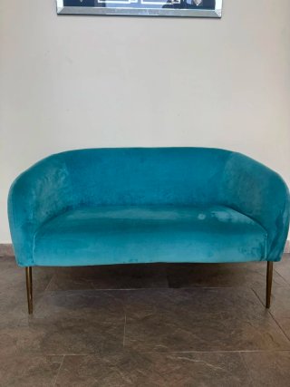 Sofá azul de terciopelo