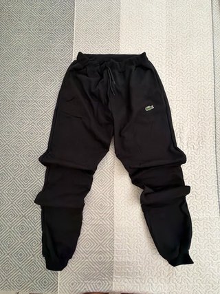 Pantalón chándal Lacoste negro.