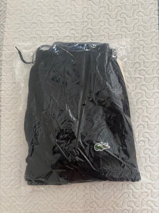 Pantalón chándal Lacoste negro.