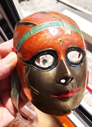 Máscara de bronce vintage