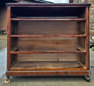 Cómoda antigua de madera hecha a mano