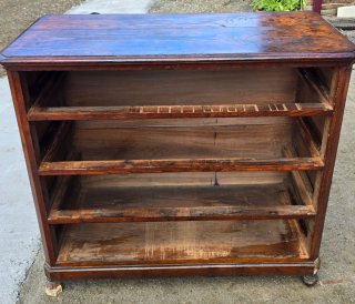 Cómoda antigua de madera hecha a mano
