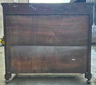 Cómoda antigua de madera hecha a mano