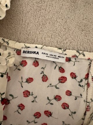 Vestido Bershka blanco flores rojas