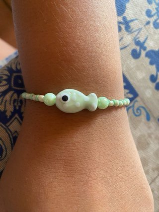 Pulsera de pez con cuentas verdes y blancas