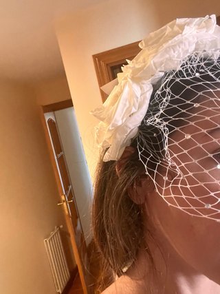 Tiara blanca con velo. Nuevo con etiqueta.