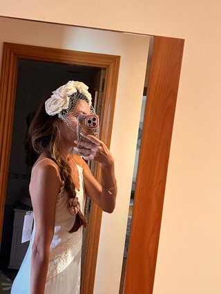 Tiara blanca con velo. Nuevo con etiqueta.