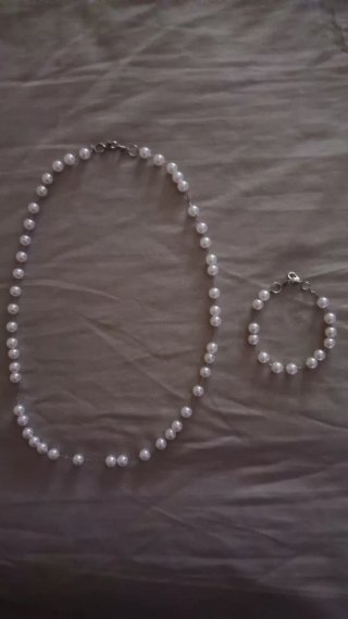 Collar y pulsera de perlas plateadas