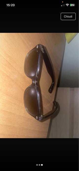 Occhiali da sole neri e grigi