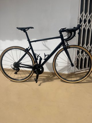 Bicicleta de carretera con ciclocomputador