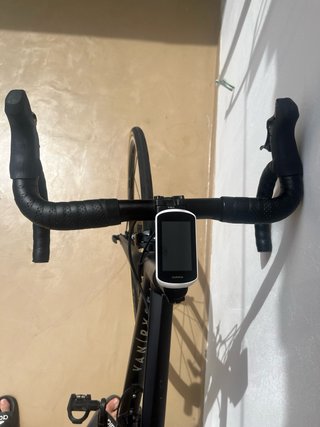 Bicicleta de carretera con ciclocomputador