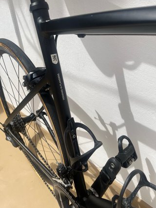 Bicicleta de carretera con ciclocomputador