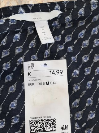 Vestido negro con tirantes y estampado