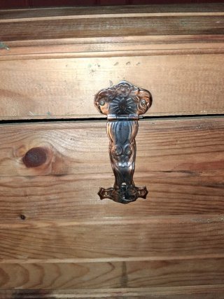 Baúl antiguo de madera y metal