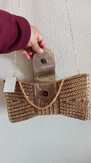 Bolso Clutch Dorado con Lazo