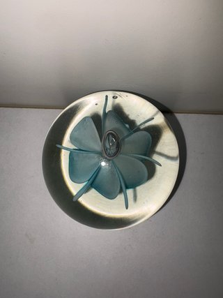Fermacarte in vetro con fiore blu