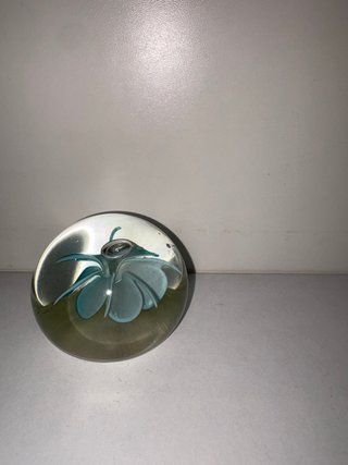 Fermacarte in vetro con fiore blu