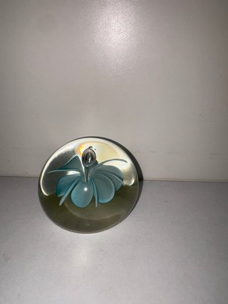 Fermacarte in vetro con fiore blu